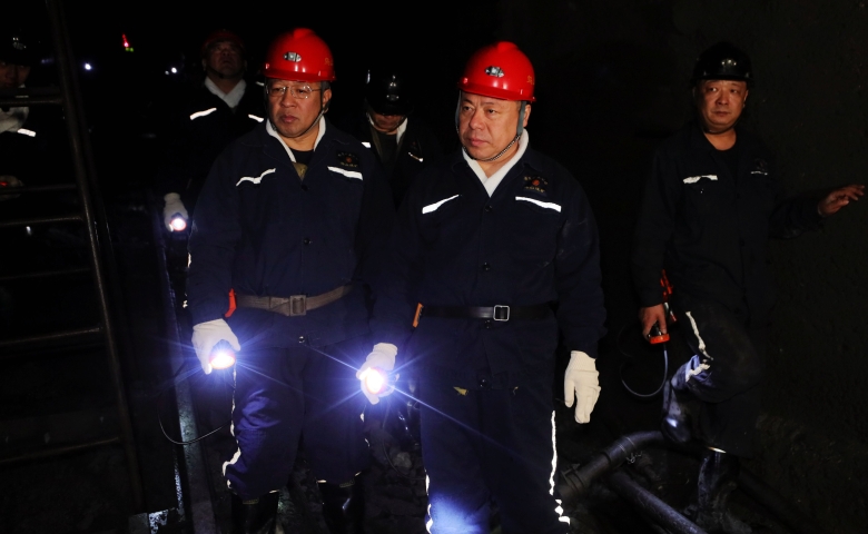 張秉德在鳥山礦宣講調(diào)研檢查時(shí)強(qiáng)調(diào) 打造高效開拓隊(duì)...